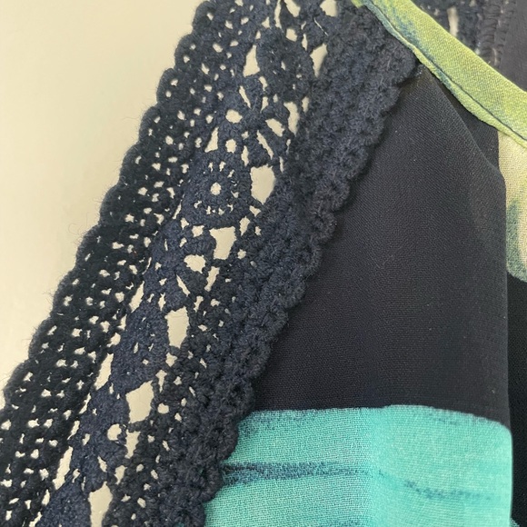 Francesca’s Sleeveless Floral 🌺 blouse S - Picture 3 of 6